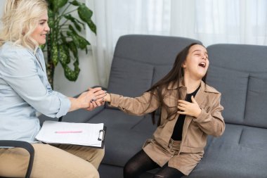 Okul psikoloğu ve 9-10 yıllık kızın iletişim oturumu. Çocuk psikoterapiste deneyimlerini ve çocukların akıl sağlığını anlatıyor.