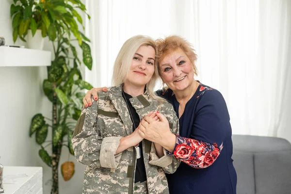 Soldado Mulher Reunida Com Sua Mãe — Fotografia de Stock