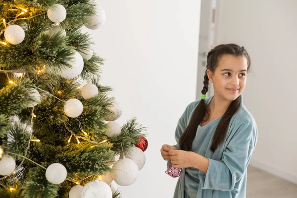 Маленька Дівчинка Прикрашає Ялинку Приміщенні Ранок Перед Різдвом — стокове фото