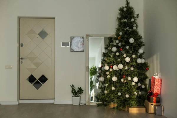 White Christmas Room Christmas Tree Decorated Toys — Stock Photo, Image