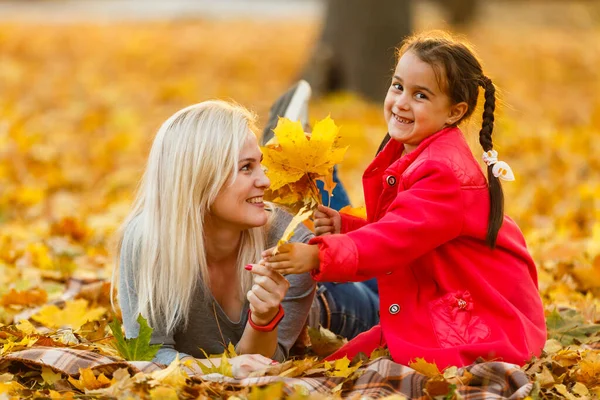 Woman Daughter Outdoor Having Fun Autumn Park — Stock fotografie