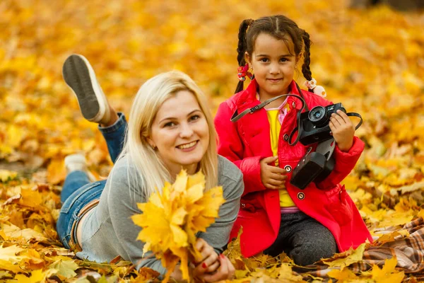 Mother Daughter Lying Leaves Autumn Park — Stock fotografie