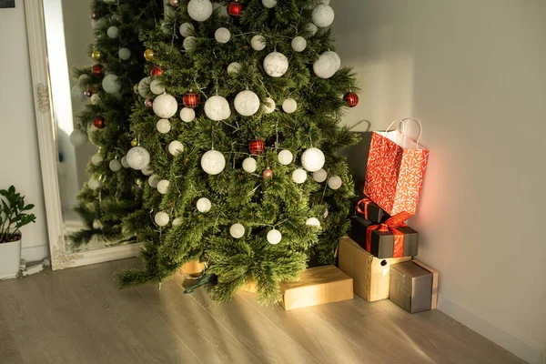 White Christmas Room Christmas Tree Decorated Toys — Stock Photo, Image