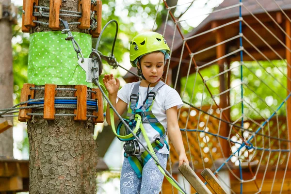 Adorável Menina Desfrutando Seu Tempo Parque Aventura Escalada Dia Quente — Fotografia de Stock