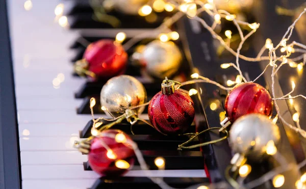 Top View Κοντινό Πλάνο Του Πιάνου Πληκτρολόγιο Και Χριστουγεννιάτικη Διακόσμηση — Φωτογραφία Αρχείου