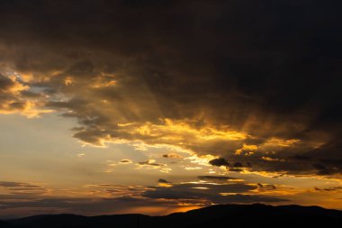 Dağlarda gün batımı, yaz manzarası.