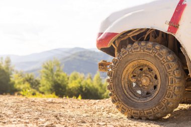 Büyük kirli SUV tekerleği. Büyük kirli araba tekerleği.