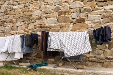 Dışarıda kasabada kurutma Çamaşırhane.