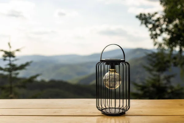 Una Vieja Lámpara Encendida Con Cielo Atardecer Las Montañas Fondo —  Fotos de Stock