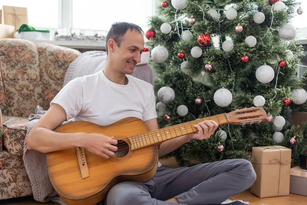 Young Handsome Man Sitting Sofa Playing Guitar Music Christmas Relax — Stock Photo, Image