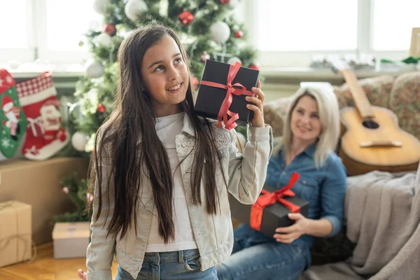 Mãe Com Sua Filha Criança Celebrando Perto Árvore Natal — Fotografia de Stock