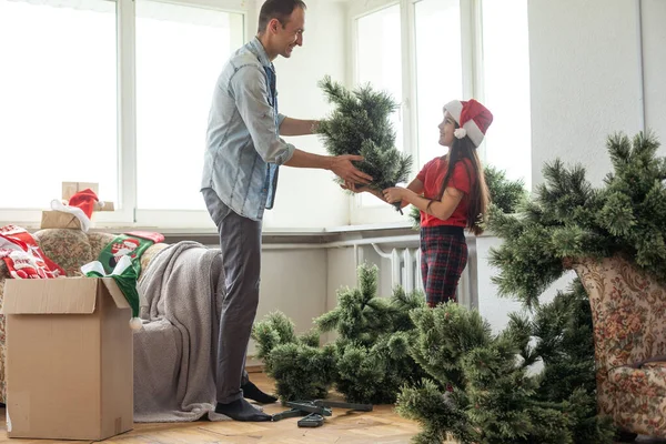 Padre Figlia Che Assemblano Albero Natale Sorridendo Natale Vacanza Concetto — Foto Stock