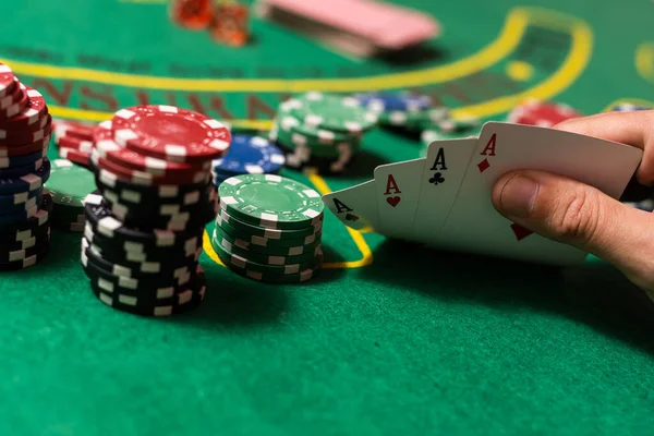 Kumarhanede Blackjack Oynayan Adam — Stok fotoğraf