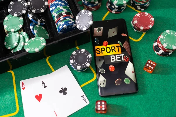 Conceito Poker Online Smartphone Fichas Poker Fundo Verde Poker Banner — Fotografia de Stock