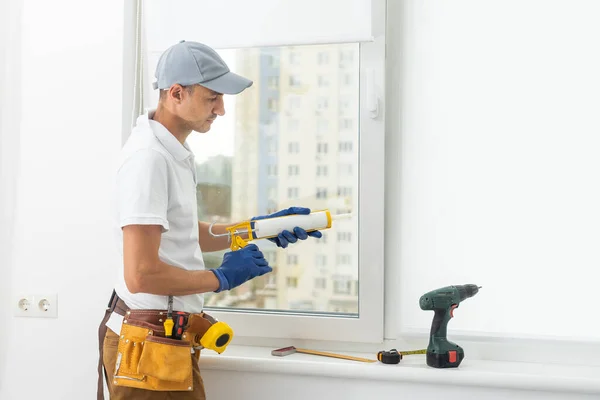 Repairman Repairs Adjusts Installs Metal Plastic Windows Apartment Glazing Balconies — Foto Stock