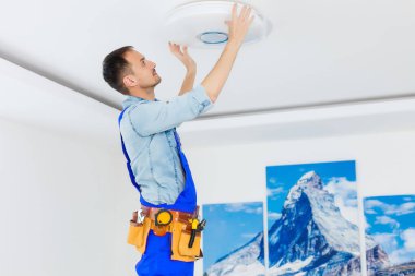 Çalışma yüklenici elektrikçi. Işık sabitleme
