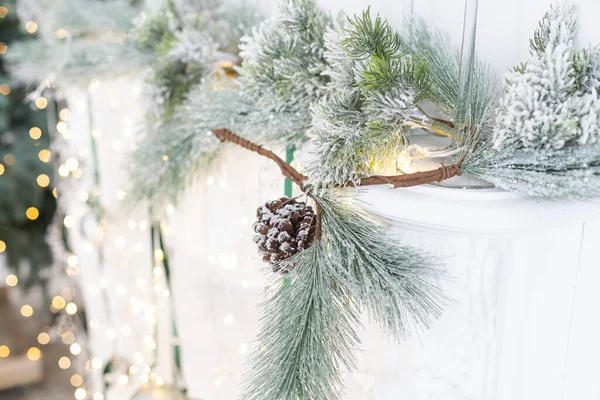 Weihnachten Hintergrund Christbaumkugeln Und Zweig Der Fichte — Stockfoto