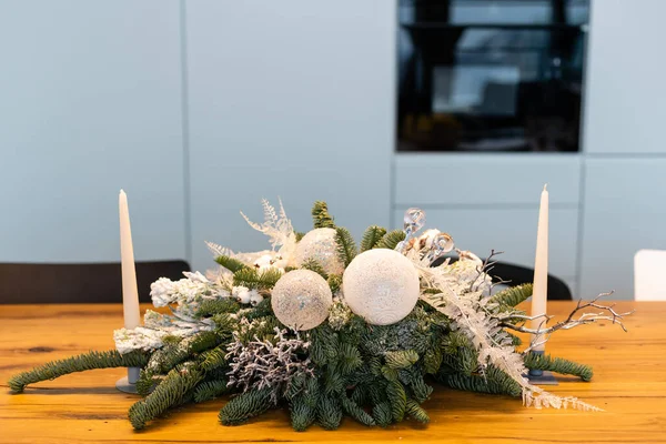 Einfache Stilvolle Weihnachtskranz Mit Zedernzweigen Feiertagswerkstatt Advent Rustikaler Adventskranz Mit — Stockfoto