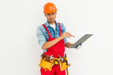 Panosu olan çekici bir işçi..