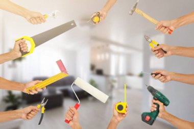 İnşaat araçları ile el. Ev yenileme arka plan.