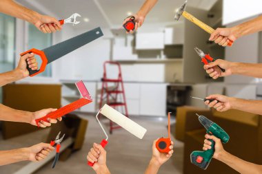 İnşaat araçları ile el. Ev yenileme arka plan.