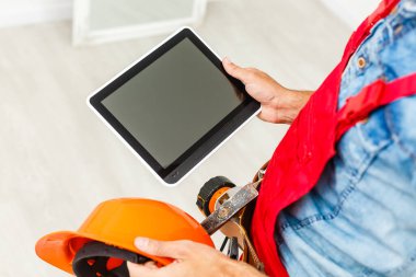 İnşaat müdürü ve mühendisi inşaat üzerinde çalışıyor.