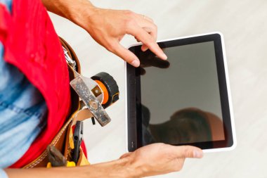 Neşeli Teknisyen Beyaz Arkaplan Üzerine Tablet