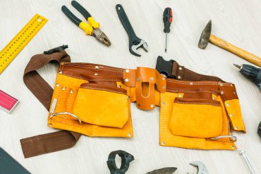 İnşaat alanı güvenliği. tahta arkaplan, kopyalama alanı, üst görünüm