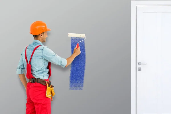 Junger Arbeiter Bemalt Wand Zimmer — Stockfoto