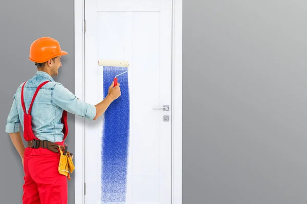 Τεχνίτης Πόρτα Χρώμα Νεαρός Τεχνίτης Εγκατάσταση Μια Λευκή Πόρτα Ένα — Φωτογραφία Αρχείου