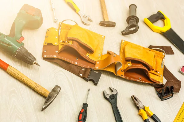 İnşaat alanı güvenliği. Koruyucu başlık, ahşap arka plan, kopyalama alanı, üst görünüm