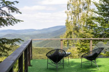 Dağ manzarasını ve sabah sisini görebilen balkon.