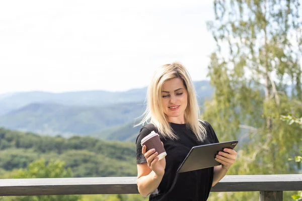 아름다운 소녀는 지대에 테라스에서 태블릿 컴퓨터로 일한다 — 스톡 사진