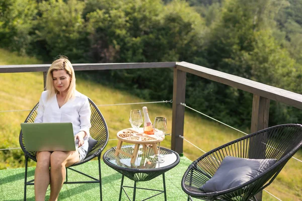 Une Femme Avec Ordinateur Portable Sur Une Terrasse Dans Les — Photo