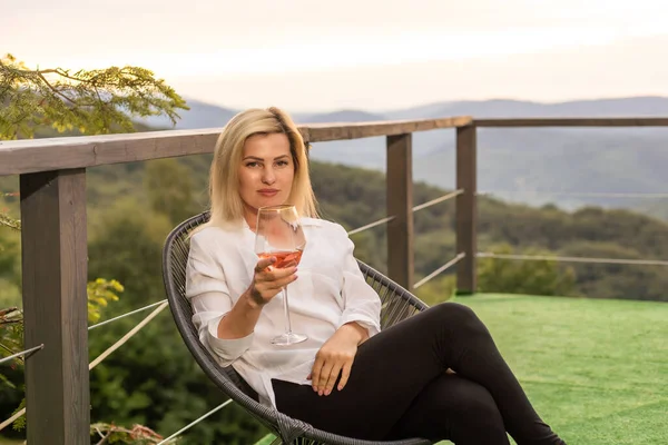 Junge Frau Mit Glas Wein Friedlichen Bergen — Stockfoto