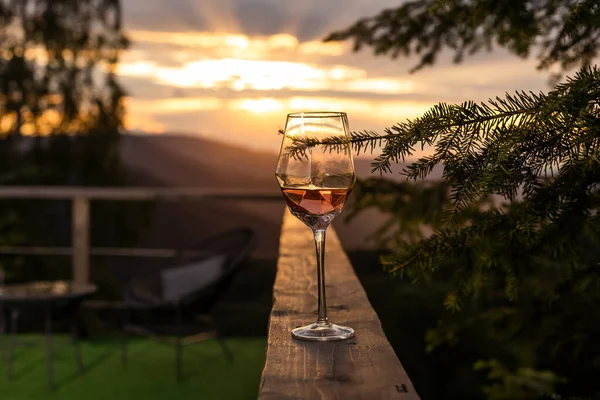 Two Glasses Wine Standing Beautiful Scenic Mountain View Mountain Resort — Stock Photo, Image