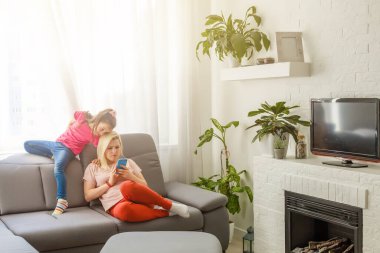 Anne telefonda oynuyor ama kızıyla oynamıyor.