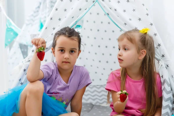 Två Små Flickor Äter Jordgubbar Hemma Nära Wigwam Tält — Stockfoto