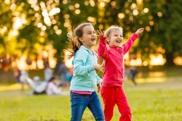 Amusant Les Petites Filles Jouent Sur Terrain — Photo