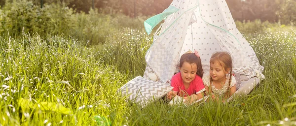 Két Kislány Játszik Egy Sátor Park — Stock Fotó