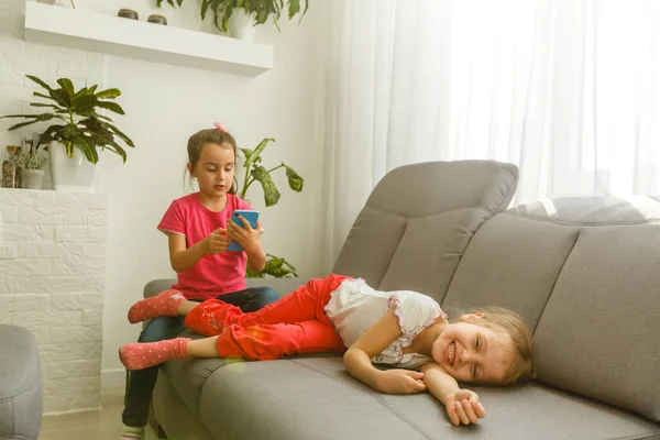 Zwei Kleine Mädchen Spielen Hause Kindheit — Stockfoto