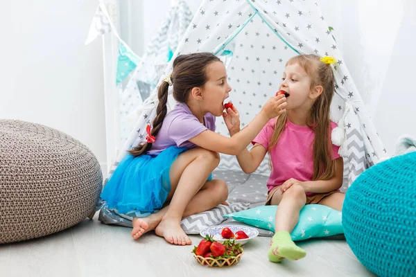 Ευτυχισμένα Παιδιά Κορίτσι Αδελφή Τρώει Φράουλες — Φωτογραφία Αρχείου