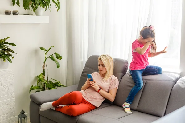 Mãe Confortando Sua Filha Adolescente Casa Sofá — Fotografia de Stock