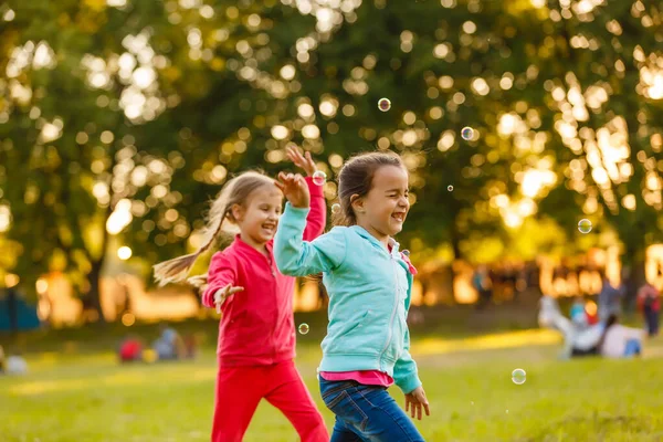 Sommerspaß Kleine Mädchen Spielen Auf Dem Feld — Stockfoto