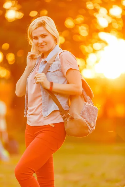夏の公園の外の学生の女の子幸せな笑顔 女子大生や大学生 学校のバッグを着た白人の若い女性モデル — ストック写真