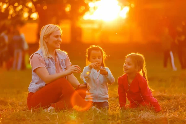 Dos Niñas Están Soplando Burbujas Jabón Rodaje Aire Libre — Foto de Stock