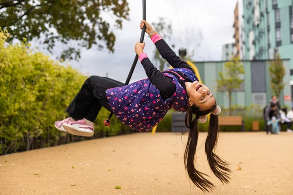 Meisje Rijdt Flying Fox Speeltoestellen Kind Meisje Lacht Een Kinderspeelplaats — Stockfoto