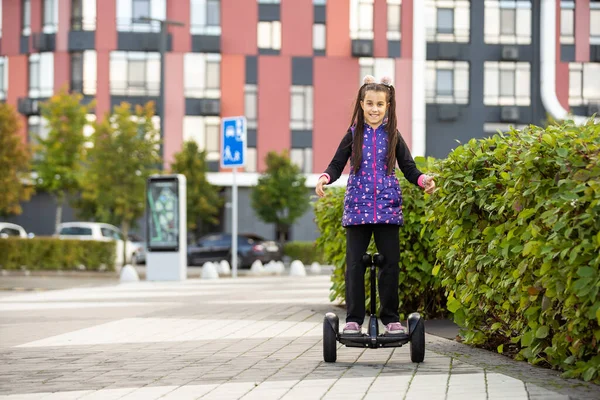 Bonne Petite Fille Debout Sur Scooter Électrique Extérieur — Photo