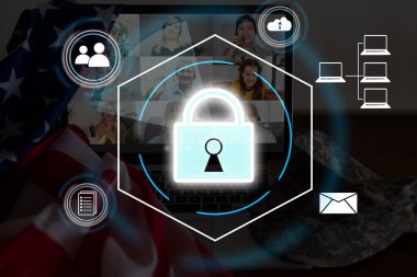 Kişisel Veri Koruma Yasası veya PDPA kavramı. İş adamları parmak izi tarama konsepti olan bir telefon kullanır. Ekranda kilit simgesi olan kalkan, gizlilik hırsızlığına karşı geleceksel koruma.
