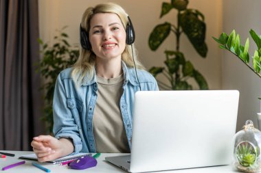 Masada oturan mutlu genç bir kadının kafasından vurulmuş. Evde bilgisayarla çalışıyor. Hoş, çekici, gülümseyen bir bayan dizüstü bilgisayara bakıyor, alışveriş yapıyor, sosyal ağlarda sohbet ediyor, uzaktan eğitim görüyor..